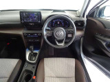 革巻きステアリングで快適な操作性の運転席です。
