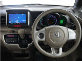 運転にかかわる様々な操作を安全に行えるように視点移動が少なく、操作性に配慮されたスイッチ類が凝縮されたコクピットです。