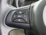 左側に音量調整ボタンがついてますので、運転中でも操作出来ますので、ストレス感はないです。