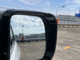 【ブラインドスポットアシスト】車線変更時に目視できない車を検知すると、検知した側のミラーに警告ライトが点灯。更にステアリングを制御し、アシストします。