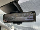 スマートルームミラーで定員乗車時や大きな荷物があっても後方視界が確保できます。夜間も眩しくなく安心。もちろんスイッチ一つで通常のミラーにも変更可能です。