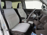 運転席のスペースはゆったりしていて、視界も広く確保されているので普段の運転からロングドライブまで快適です。