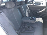 後席も使用感はさほど感じず、運転席・助手席同様に清潔感があります。後席シートもしっかりと作り込まれていますので、座り心地も悪くありません。是非、実車にてご確認下さい。