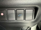 電動式バックドアです。 荷物を持ったままでもボタン一つで自動的に開け閉めできるので便利ですよ。 挟み込み防止機能も付いていますのでお子様の手や荷物を挟み込むのを防いでくれますよ。