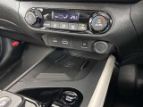 コード不要のワイヤレス充電付きです。