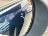 隣車線を走る車両をレーダーで検知し、ドアミラーでは確認しにくい後側方エリアに存在する車両に加え、急接近してくる車両も検知します。車両を検知するとドアミラーに搭載されたLEDインジケーターが点灯します。
