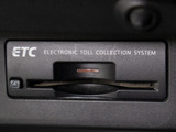 コンソール内一体型のビルトインETC装備!見た目の部分も良いですが、ETCカードの盗難防止になる設置箇所です!料金所の渋滞回避!時間帯・日によって料金の軽減を受けられます!ストレス知らずのドライブ!