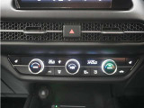 フルオートエアコン搭載。好みの温度に設定するだけで、風向や風量を自動でコントロール!いつでも快適な車内環境に。さらに、体を直接温めるシートヒーター付きで寒い季節も暖かく過ごせます。