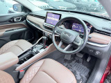 運転席・助手席のレザーシートにはシートヒーターを標準装備。