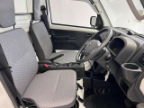 運転席も広くゆとりのある室内です