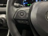 ステアリングスイッチ付きで、運転中に視線を前に向けたまま操作できます。