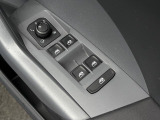運転席ドアに集約されたパワーウィンドスイッチで全窓をスマートに操作できます。