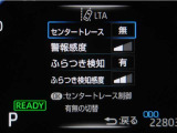 レーンディパーチャーアラートとは車線、又は走路からの逸脱の可能性を警告すると共に、車線、又は走路からの逸脱を避けるためのハンドル操作の一部を支援する機能です。詳細は販売店スタッフまでお尋ね下さい。