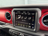 運転席・助手席の温度調節を個々に設定できるデュアルゾーンオートエアコンを装備しております。