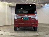 バックカメラが付いているので後方確認が非常にしやすいです。今や運転初心者も熟練者も必須装備!ついていて損はないですね♪
