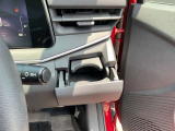 運転席側ドリンクホルダーです。高めの位置にご用意しておりますので目線を下げることなくご利用頂けます!!