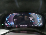 ◆インスツルメント・パネルのエレガントなデザインは、BMW特有の水平ラインで構成され、室内空間に端正な印象をもたらします。人間工学に基づいてレイアウトされた重要な操作系統は、直観的な操作が可能です◆