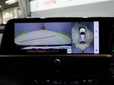パノラミックビューモニターは、車両の前後左右に取り付けられた、4つのカメラから取り込んだ映像を継ぎ目なく合成。上から車両を見下ろしたような映像をナビ画面に表示することができます。