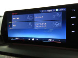BMWカーブド・ディスプレイは、必要な情報をひと目で把握できるだけでなく、BMW iDriveの主要なインターフェイスとしてさまざまな機能の直観的な操作を可能にしています。
