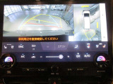 パノラミックビューモニター付きです。車両を上から見たような映像をディスプレイ画面上に表示。運転席からの目視だけでは見にくい、車両周辺の状況をリアルタイムでしっかり確認できます。