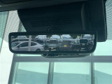 【デジタルインナーミラー】車両後方カメラの映像をルームミラーに映すことが出来ます。 そのため、後席に人や荷物があって後方が見えづらい場合でもしっかり視界を確保することが出来ます。