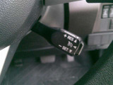 クルーズコントロール機能がついています。高速道路などで速度を設定するとアクセルを踏まなくても一定の速度で走ることが出来ます。高速道路のロングドライブもラクラク。