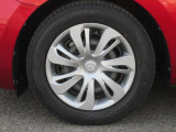 標準装備の純正15インチスチールホイール&ホイールキャップ。タイヤサイズは185/65R15です。