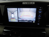 【パノラマモニター】上からの映像を表示。前後左右のカメラで合成し、運転席からの目視だけでは確認しにくい状況をリアルタイムで見晴らせます