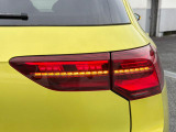 LEDテールランプ(ダイナミックターンインジケーター付き)特徴的な配光パターンによって後続車からの視認性が高まり、万一の追突の危険性を軽減します。