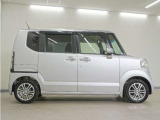 リアには左右スライドドアを採用。狭い駐車場でも開閉しやすく、強風の日でもドアが煽られにくくなっております。小さなお子さまやご年配の方も安心して乗り降りできます。