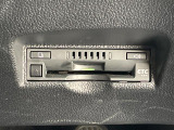 【ETC】有料道路を利用する際に料金所で停止することなく通過できる、ETC車載器(ノンストップ自動料金収受システム機器)が装備されています。セットアップを行うことで利用可能になります。