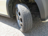 タイヤサイズは165/60R15 純正アルミ装着♪2023年製ブリジストンタイヤ残り溝は5分山ていどございます。