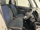 運転席も広くゆとりのある室内です