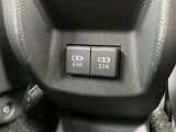 充電用USB端子付き。スマートフォンなどの充電に便利です。