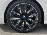 BMW純正21インチホイール。洗練されたデザインで、足元の個性を引き立てます。