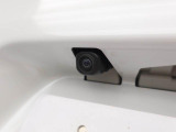 後退時に車両の後ろ側をモニター画面に表示します。車庫入れなどでバックする際に後方確認ができて便利です。車庫入れが苦手な人もこれで安心。