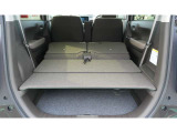 シートを倒すとフラットになり、より多くの荷網を積載することが可能です♪