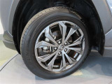 トヨタ純正アルミホイール。タイヤサイズは225/60R18です。