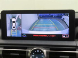 パノラミックビューモニター搭載。カメラで車両周囲の状況を映し出すため、狭い場所での駐車などに役立ちます。