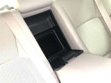 【トランクスルー】長尺物の収納に便利なトランクスルーを後席中央に設定しています。
