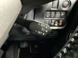 クルーズコントロール機能が付いています。 速度を設定するとアクセルを踏まなくても一定の速度で走ることができます。  高速道路ではとても便利な装置なんです。
