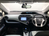 シンプルながら機能性あふれる運転席廻りです。視界性もよく、運転しやすいですよ。