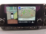 アラウンドビューモニターで周囲の状況を確認しながら駐車できます。