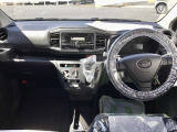 視野移動が少なく、運転に必要な機能をまとめ使いやすさのある運転席まわりです。