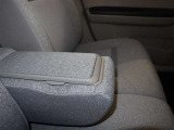 運転席・助手席の間には、小物入れ付き折り畳み式肘かけがございます。不要なときは、持ち上げて収納してください。