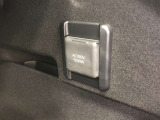 アクセサリーコンセント(AC100V・1500W)です。ラゲージルーム右側に1個設置されています。非常時給電システム付きです。機能の詳細は展示店舗までお尋ねください。