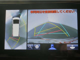パノラミックビューモニター付きです。車両を上から見た様な映像を画面に表示。運転席からの目視だけでは見にくい、車両周辺の状況をリアルタイムでしっかり確認出来ます。