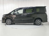 両側パワースライドドア付きだから、狭い駐車スペースなどでの 乗り降りラクラク!小さなお子さまのいるご家庭には嬉しい装備。