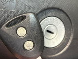 【キーレス】少し離れた場所からでもボタン一つでドアの開錠・施錠ができるのでとっても便利!ドアの鍵穴周りに傷をつけることもありません♪