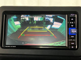 【バックモニター】 駐車時に車両後方の様子を見ることができるので、運転の不安を軽くします。